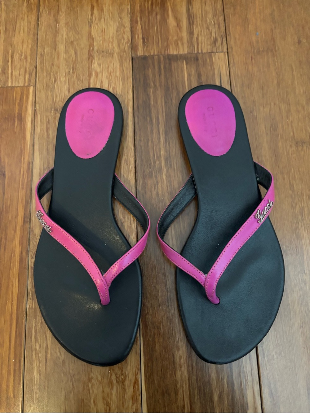 Gucci Black and Fuchsia Leather Thong Sandals - Picture 2 of 5